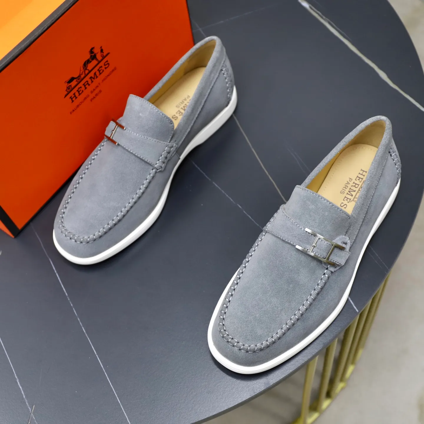 Ex-factory price: 540💰Hermès/Hermès slip-on men's shoes. This shoe is made of imported cow suede leather, with simple and smooth lines, and a 3CM rubber foam ultra-light sole combined with aerodynamic design! Youthful and fashionable, H button decoration, contrasting leather embellishment on the heel, calf lining to gently wrap your feet, with embossed logo cowhide feet, leather rock strips, casual and urban style, highlighting youthful vitality, sports and leisure version, super versatile Size number: 38-39-40-41-42-43-44 Standard leather shoe size (45 can be customized but does not support returns)